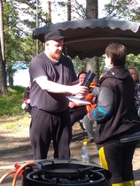 Kiitoslahjan luovutus ja menestyksen toivotus Jerelle hänen siirtymisestä yrittäjä taipaleelle.